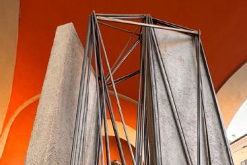 Spazi di ferro n° 76, installazione di Uncini presso il municipio